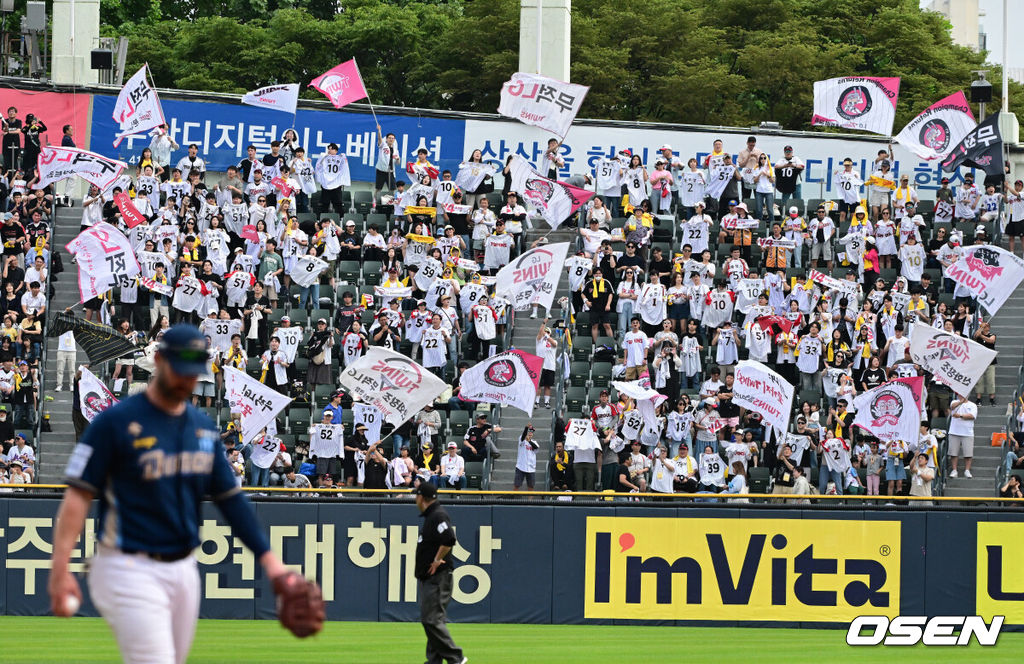 잠실구장에서 LG 팬들이 열띤 응원을 선보이고 있다. 2024.05.25 / jpnews@osen.co.kr