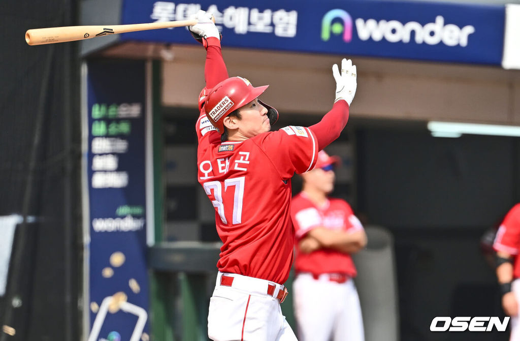 8일 부산 사직야구장에서 2024 신한 SOL 뱅크 KBO 리그 롯데 자이언츠와 SSG 랜더스의 경기가 열렸다. 홈팀 롯데는 반즈가 선발 출전하고 SSG는 엘리아스가 선발 출전했다.SSG 랜더스 오태곤이 4회초 2사 1루 중월 2점 홈런을 치고 있다. 2024.09.08 / foto0307@osen.co.kr