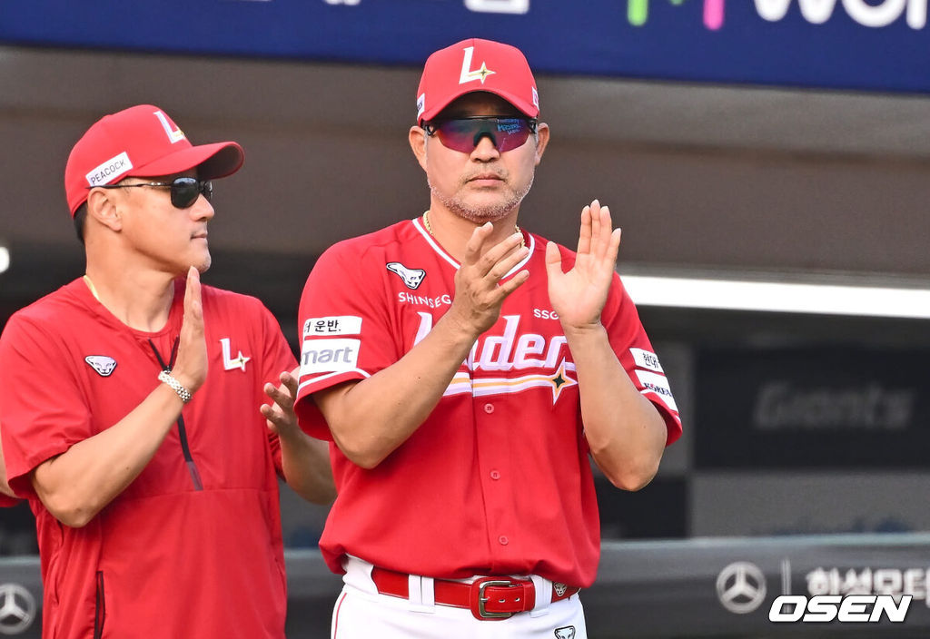 8일 부산 사직야구장에서 2024 신한 SOL 뱅크 KBO 리그 롯데 자이언츠와 SSG 랜더스의 경기가 열렸다. 홈팀 롯데는 반즈가 선발 출전하고 SSG는 엘리아스가 선발 출전했다.SSG 랜더스 이숭용 감독이 롯데 자이언츠에 11-6으로 승리한 후 선수들에게 칭찬의 박수를 치고 있다. 2024.09.08 / foto0307@osen.co.kr