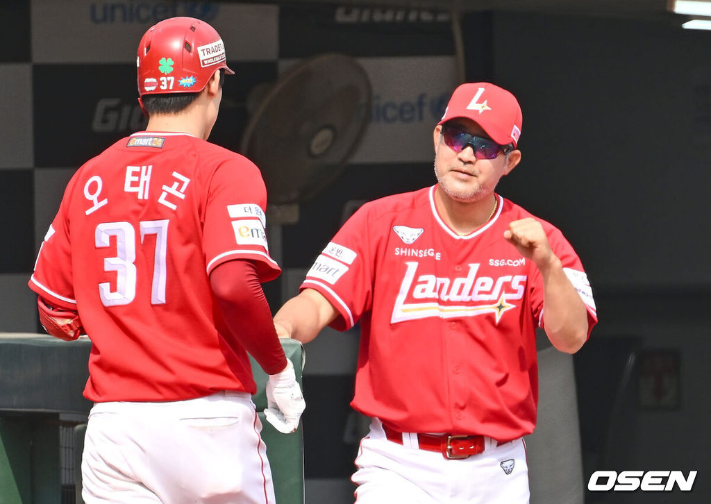 8일 부산 사직야구장에서 2024 신한 SOL 뱅크 KBO 리그 롯데 자이언츠와 SSG 랜더스의 경기가 열렸다. 홈팀 롯데는 반즈가 선발 출전하고 SSG는 엘리아스가 선발 출전했다.SSG 랜더스 오태곤이 4회초 2사 1루 중월 2점 홈런을 치고 이숭용 감독과 하이파이브를 하고 있다. 2024.09.08 / foto0307@osen.co.kr