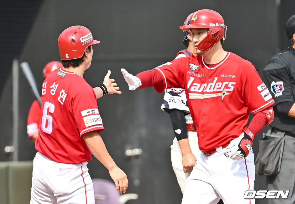 8일 부산 사직야구장에서 2024 신한 SOL 뱅크 KBO 리그 롯데 자이언츠와 SSG 랜더스의 경기가 열렸다. 홈팀 롯데는 반즈가 선발 출전하고 SSG는 엘리아스가 선발 출전했다.SSG 랜더스 오태곤이 4회초 2사 1루 중월 2점 홈런을 치고 하이파이브를 하고 있다. 2024.09.08 / foto0307@osen.co.kr