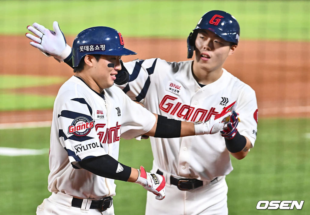 7일 부산 사직야구장에서 2024 신한 SOL 뱅크 KBO 리그 롯데 자이언츠와 NC 다이노스의 경기가 열렸다. 홈팀 롯데는 김진욱이 선발 출전하고 NC는 이재학이 선발 출전했다.롯데 자이언츠 손성빈이 5회말 무사 2,3루 좌중월 3점 홈런을 치고 고승민의 축하를 받고 있다. 2024.08.07 / foto0307@osen.co.kr