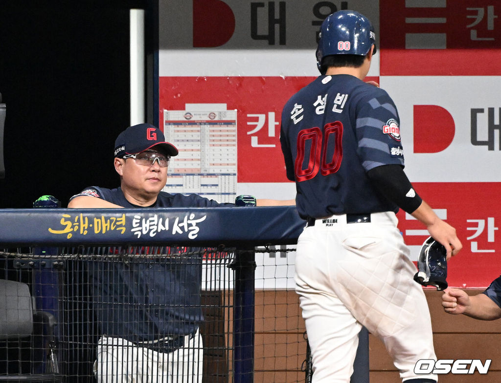 30일 오후 서울 고척스카이돔에서 ‘2024 신한 SOL Bank KBO리그’ 키움 히어로즈와 롯데 자이언츠의 경기가 열렸다.키움은 김윤하, 롯데는 정현수를 선발로 내세웠다.2회초 1사 3루에서 롯데 고승민의 희생플라이 때 홈을 밟은 3루주자 손성빈이 더그아웃에서 김태형 감독과 하이파이브를 하고 있다. 2024.08.30 /sunday@osen.co.kr