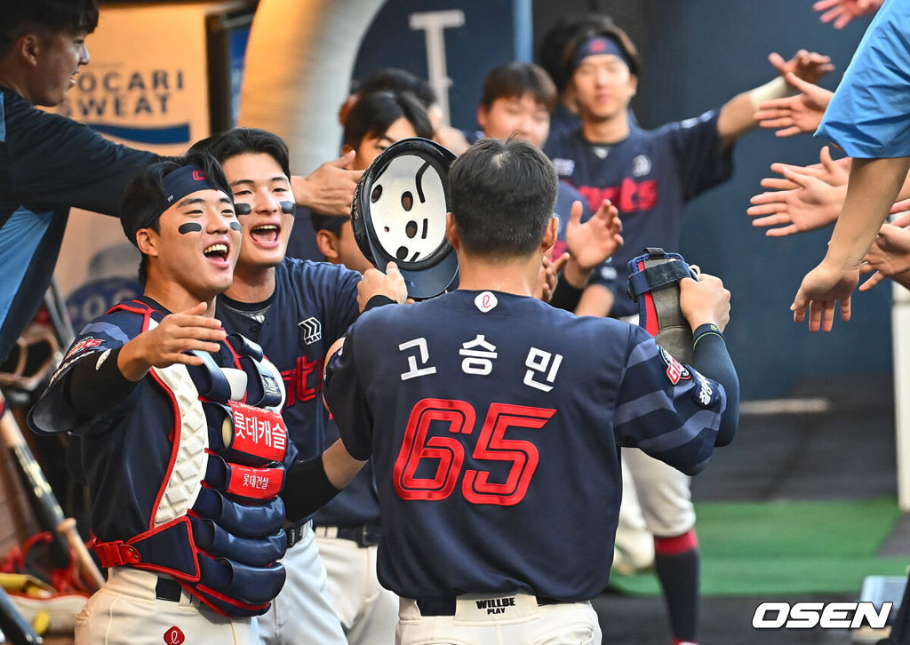 27일 창원NC파크에서 2024 신한 SOL 뱅크 KBO 리그 NC 다이노스와 롯데 자이언츠의 경기가 열렸다. 홈팀 NC는 김시훈이 방문팀 롯데는 반즈가 선발 출전했다. 롯데 자이언츠 고승민이 1회초 2사 1,2루 나승엽의 좌익수 앞 1타점 안타때 득점을 올리고 하이파이브를 하고 있다. 2024.07.27 / foto0307@osen.co.kr