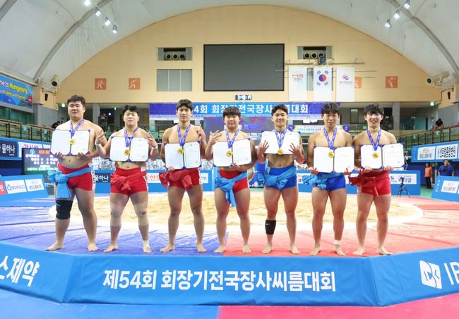 25일 경상도 문경시 문경실내체육관에서 열린 ‘제54회 회장기전국장사씨름대회’에서 현일고가 개인전 세 체급에서 금메달을 획득했다. / 대한씨름협회