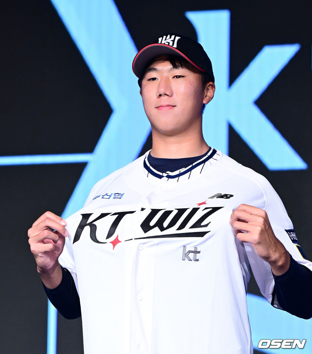 11일 오후 서울 잠실 롯데호텔 월드에서 2025 KBO 신인 드래프트가 열렸다. 서울고 김동현이 KT에 1라운드 지명되며 포즈를 취하고 있다. 2024.09.11 / jpnews@osen.co.kr