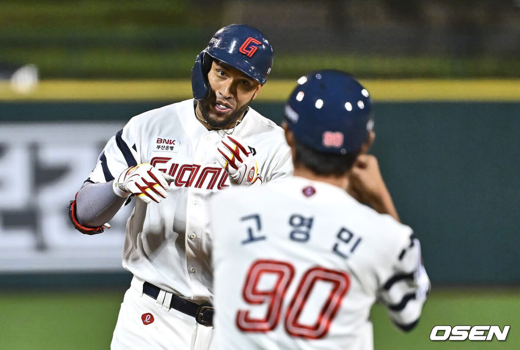 16일 울산 문수야구장에서 2024 신한 SOL 뱅크 KBO 리그 롯데 자이언츠와 두산 베어스의 경기가 열렸다. 홈팀 롯데는 반즈가 선발로 두산은 최원준이 선발로 나섰다.롯데 자이언츠 레이예스가 8회말 무사 중월 솔로 홈런을 치고 세리머니를 하고 있다. 2024.07.16 / foto0307@osen.co.kr