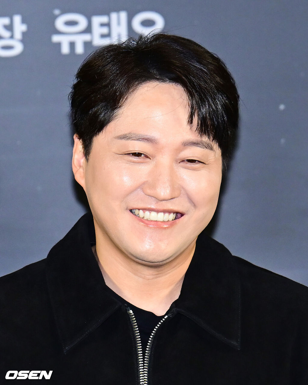 26일 오후 서울 용산구 한강대로 CGV 용산아이파크몰에서 영화 ‘더러운 돈에 손대지 마라’ 제작보고회가 열렸다. 영화 ‘더러운 돈에 손대지 마라’는 두 형사가 인생 역전을 위해 완전 범죄를 꿈꾸며 '더러운 돈'에 손을 댄 후 계획에 없던 사고에 휘말리며 벌어지는 이야기를 그린 영화다. 배우 김대명이 미소짓고 있다. 2024.09.26 / ksl0919@osen.co.kr