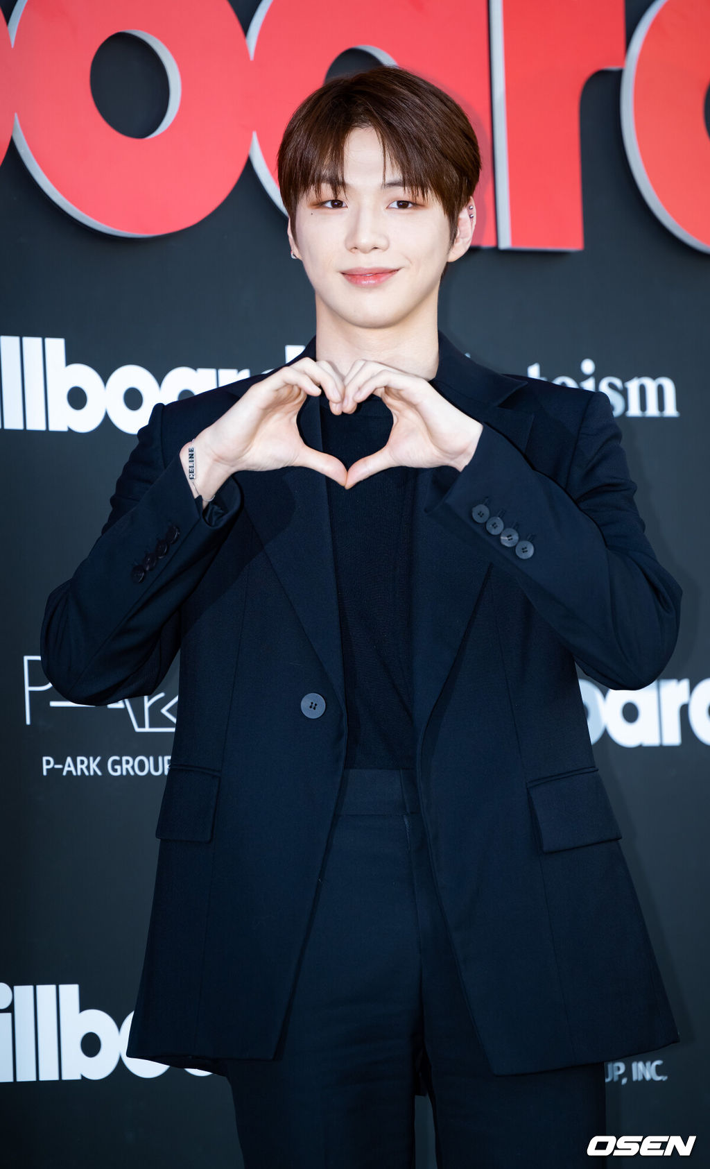 27일 오후 서울 중구 서울 신라호텔 영빈관에서 'Billboard K POWER 100' 이벤트 포토월 행사가 진행됐다. 이 행사는 빌보드 코리아의 공식 론칭을 기념하는 자리로, 한국 대중음악의 근 100년 역사를 기념하며 K-팝을 중심으로 한 한국 음악이 세계 음악 산업에 끼친 영향력을 조명하기 위해 마련됐다.강다니엘이 포토타임을 갖고 있다. 2024.08.27 / rumi@osen.co.kr