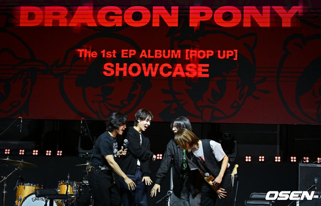 ‘안테나 신인 밴드’ 드래곤포니(Dragon Pony) 첫 EP ‘POP UP(팝업)’ 발매 및 데뷔 쇼케이스가 26일 오후 서울 서대문구 예스24 원더로크홀에서 열렸다.드래곤포니(안태규, 편성현, 권세혁, 고강훈)의 타이틀 곡 'POP UP'은 평범한 삶에 섞이지 못하는 불완전한 소년들의 뜨거운 외침을 담은 곡이다. 사회가 정한 기준, 즉 곧게만 설계된 길은 가지 않겠다는 드래곤포니의 자전적인 메시지가 녹아있다. 드래곤포니가 파이팅을 외치고 있다. 2024.09.26 /cej@osen.co.kr