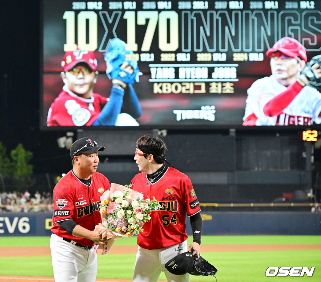 KBO 리그 최초로 10년 연속 170이닝 투구 달성한 양현종이 이범호 감독의 축하를 받고 있다. 2024.09.25 /rumi@osen.co.kr