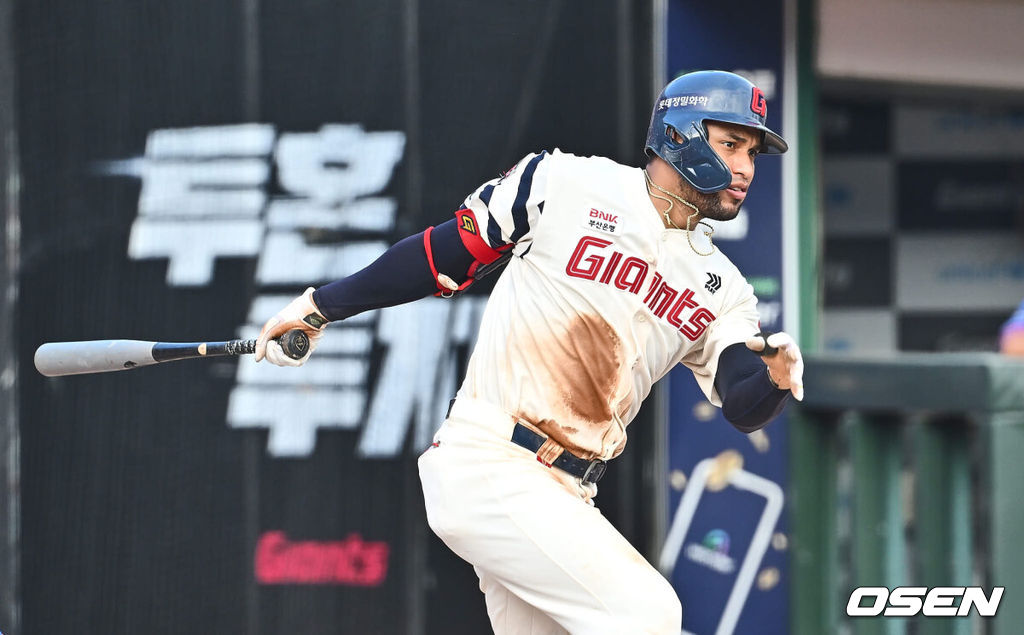 15일 부산 사직야구장에서 2024 신한 SOL 뱅크 KBO 리그 롯데 자이언츠와 한화 이글스의 경기가 열렸다. 홈팀 롯데는 윌커슨이 선발 출전하고 한화는 와이스가 선발 출전했다.롯데 자이언츠 레이예스가 7회말 무사 우익수 오른쪽 안타를 치고 있다. 2024.09.15 / foto0307@osen.co.kr