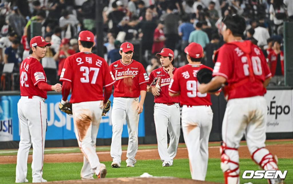 7일 부산 사직야구장에서 2024 신한 SOL 뱅크 KBO 리그 롯데 자이언츠와 SSG 랜더스의 경기가 열렸다. 홈팀 롯데는 박세웅이 선발 출전하고 SSG는 앤더슨이 선발 출전했다.SSG 랜더스 선수들이 롯데 자이언츠와 연장 12회 1-1 무승부를 기록하고 경기를 마치고 있다. 2024.09.07 / foto0307@osen.co.kr