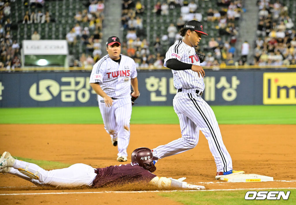 26일 오후 서울 잠실구장에서 ‘2024 신한 SOL BANK KBO리그’ LG 트윈스와 키움 히어로즈의 경기가 진행됐다.이날 홈팀 LG는 에르난데스를, 키움은 김윤하를 선발투수로 내세웠다.4회초 2사 주자 1루 키움 김태진의 1루수 앞 땅볼때 LG 선발 에르난데스가 1루 베이스를 밟으며 아웃시키고 있다. 2024.09.26  / rumi@osen.co.kr