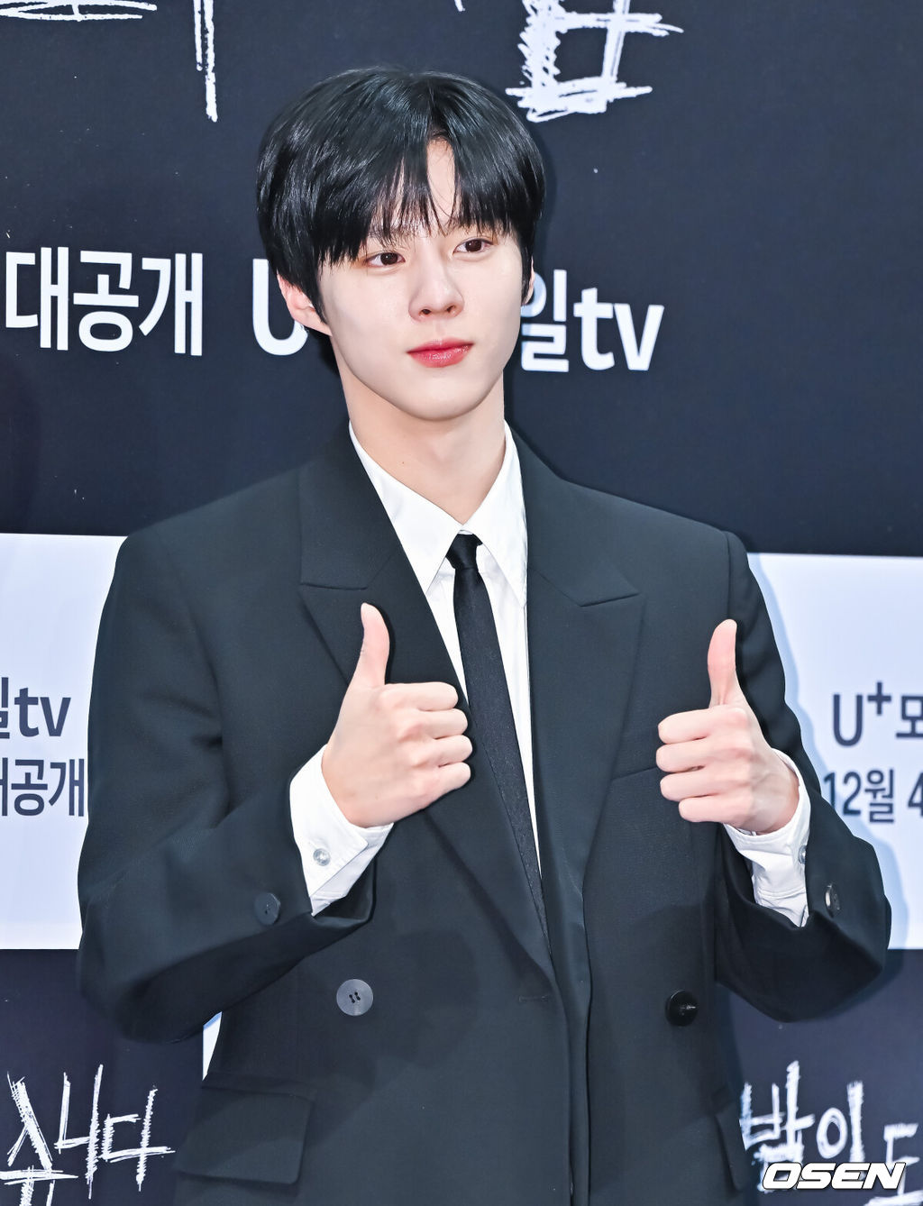 4일 오후 서울 구로구 신도림동 더 세인트 호텔에서 U+ 모바일tv 웹드라마 '밤이 되었습니다' 기자간담회가 진행됐다.드라마 '밤이 되었습니다'는 하이틴 감성을 가미한 미스터리 스릴러 드라마로 종료가 불가능한 의문의 마피아 게임에 강제로 참여하게 된 유일고등학교 학생들의 이야기로 오늘(4일) 공개된다. 배우 김우석이 포즈를 취하고 있다. 2023.12.04 / soul1014@osen.co.kr