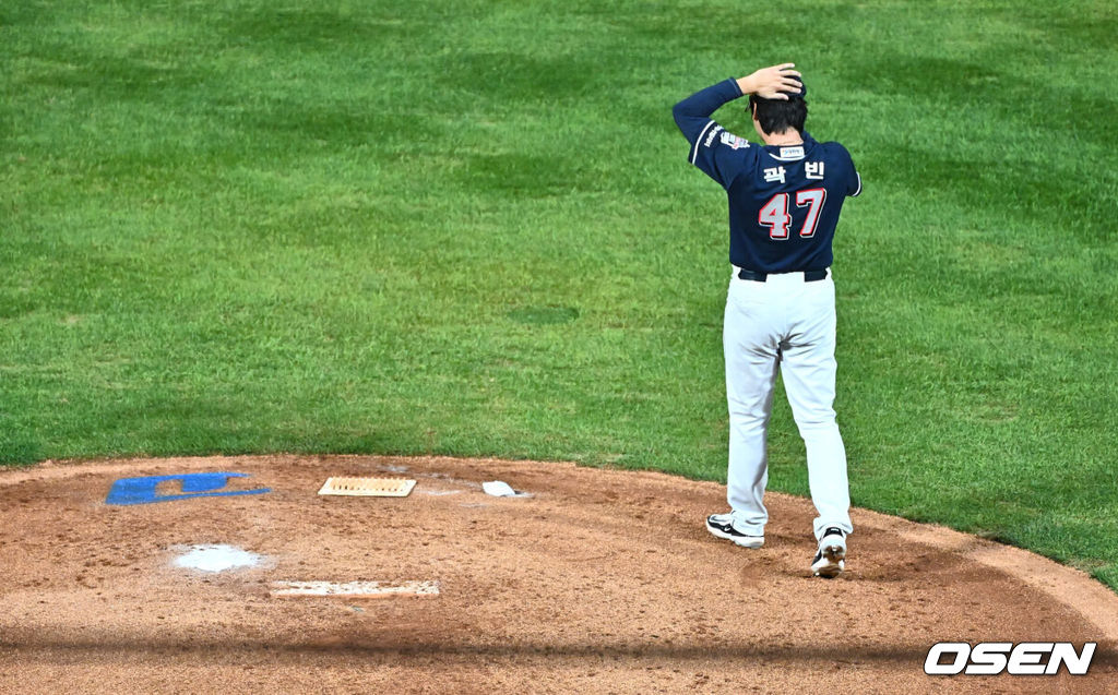 19일 창원 NC파크에서 2023 신한은행 SOL KBO 포스트시즌 와일드카드 결정전 NC 다이노스와 두산 베어스의 1차전 경기가 열렸다. 두산 베어스 곽빈이 4회말 2사 만루를 허용하고 아쉬워하고 있다. 2023.10.19 / foto0307@osen.co.kr