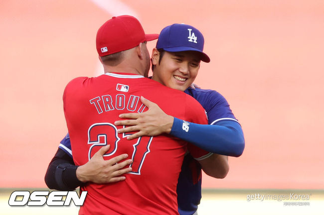 [사진] LA 다저스 오타니 쇼헤이(오른쪽)과 LA 에인절스 마이크 트라웃과 포옹을 하고 있다. ⓒGettyimages(무단전재 및 재배포 금지)