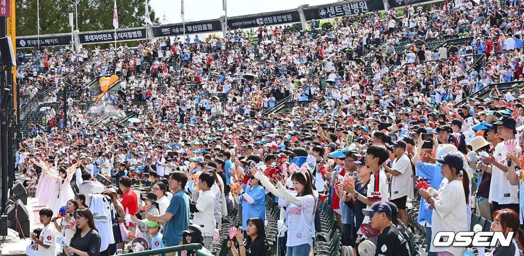 17일 부산 사직야구장에서 2024 신한 SOL 뱅크 KBO 리그 롯데 자이언츠와 LG 트윈스의 경기가 열렸다. 홈팀 롯데는 박진이 선발 출전하고 LG는 엔스가 선발 출전했다.롯데 자이언츠 팬들이 열띤 응원을 하고 있다. 2024.09.17 / foto0307@osen.co.kr