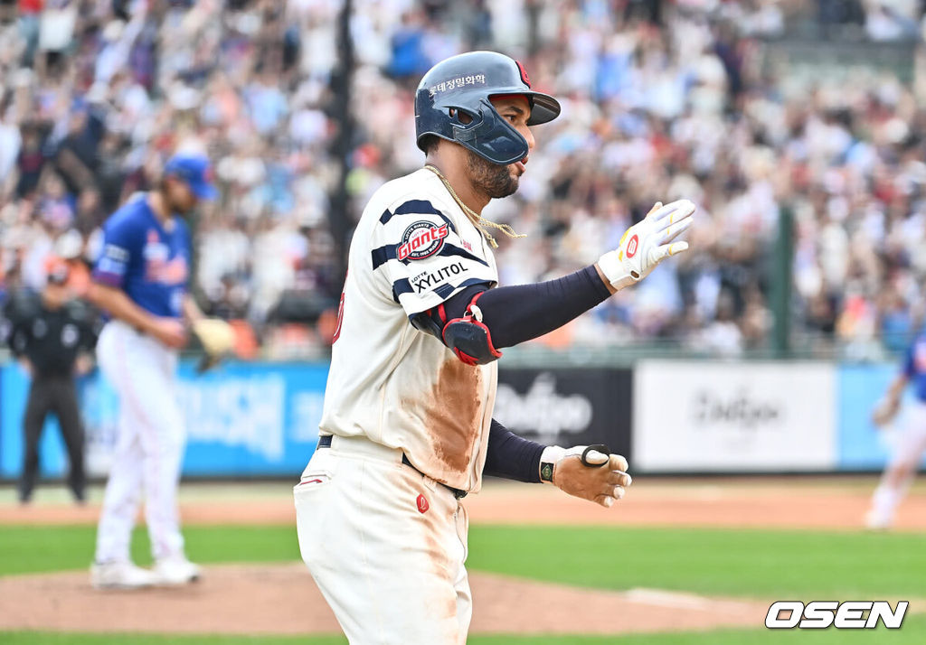 15일 부산 사직야구장에서 2024 신한 SOL 뱅크 KBO 리그 롯데 자이언츠와 한화 이글스의 경기가 열렸다. 홈팀 롯데는 윌커슨이 선발 출전하고 한화는 와이스가 선발 출전했다.롯데 자이언츠 레이예스가 4회말 2사 3루 우월 2점 홈런을 치고 그라운드를 돌고 있다. 2024.09.15 / foto0307@osen.co.kr