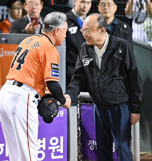 경기종료 후 한화 김승연 회장이 선수단을 격려하기 위해 그라운드에 나서 김경문 감독과 인사를 하고 있다. 2024.09.28 / soul1014@osen.co.kr