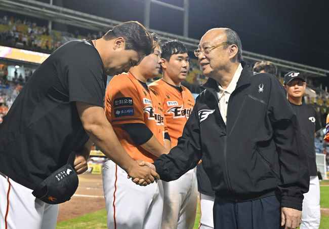 경기종료 후 한화 김승연 회장이 선수단을 격려한뒤 류현진과 악수를 나누고 있다. 2024.09.28 / soul1014@osen.co.kr