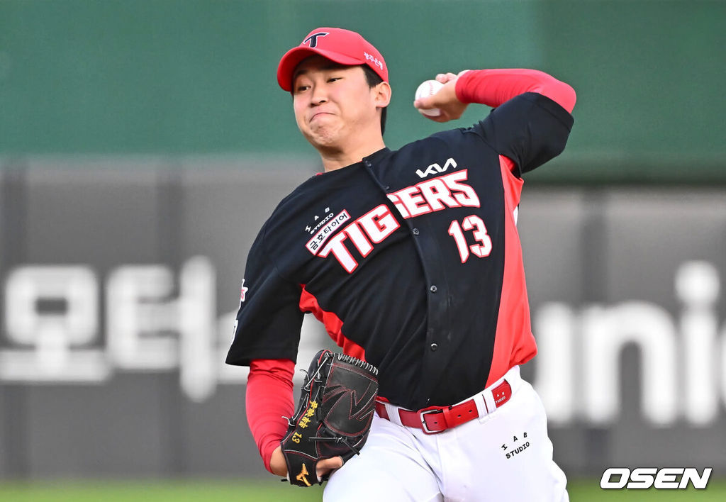 22일 부산 사직야구장에서 2024 신한 SOL 뱅크 KBO 리그 롯데 자이언츠와 KIA 타이거즈의 경기가 열렸다. 1차전을 승리한 롯데는 박세웅을 선발로 내세워 위닝시리즈를 노리고 역전패 당한 KIA는 롯데를 상대로 올시즌 첫 등판하는 윤영철을 선발로 내세워 분위기 반전을 노린다.KIA 타이거즈 선발 투수 윤영철이 역투하고 있다. 2024.05.22 / foto0307@osen.co.kr