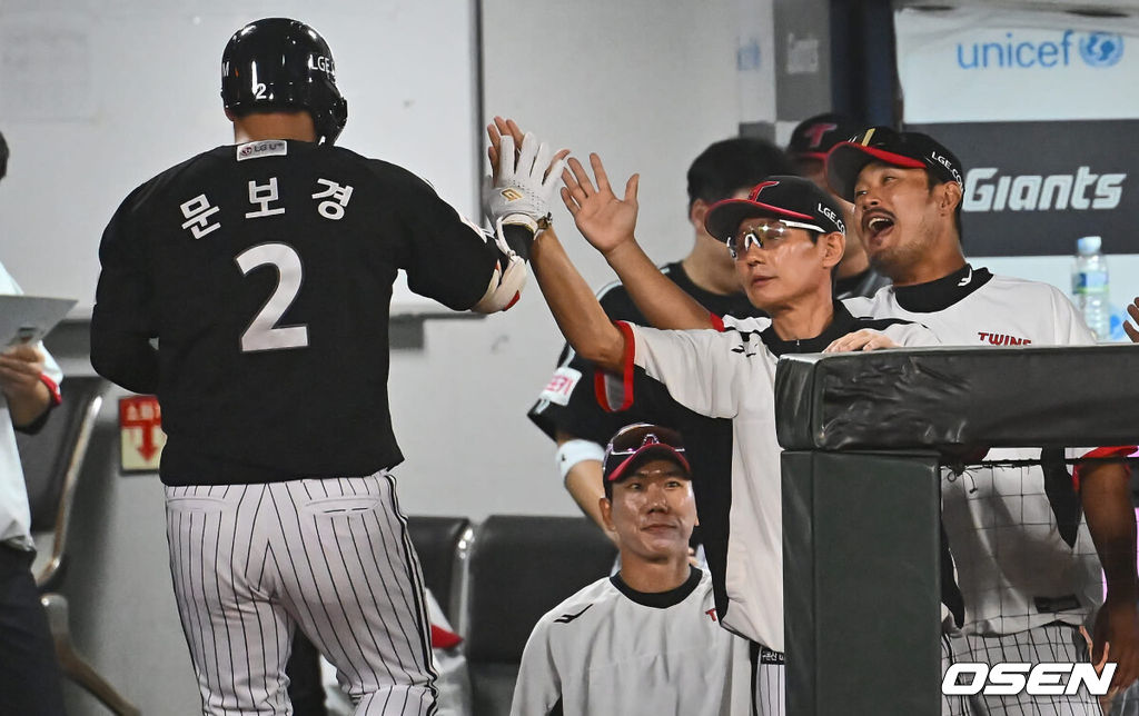 18일 부산 사직야구장에서 2024 신한 SOL 뱅크 KBO 리그 롯데 자이언츠와 LG 트윈스의 경기가 열렸다. 홈팀 롯데는 김진욱이 선발 출전하고 LG는 임찬규가 선발 출전했다.LG 트윈스 염경엽 감독이 8회초 1사 우월 동점 솔로 홈런을 친 문보경과 하이파이브를 하고 있다. 2024.09.18 / foto0307@osen.co.kr