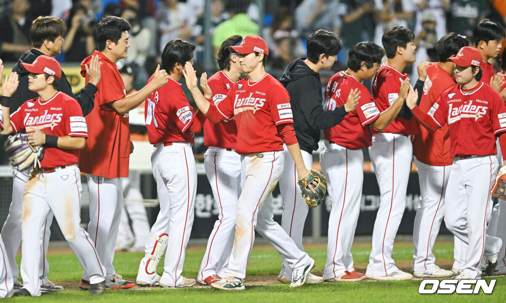 프로야구 SSG 랜더스가 5위 싸움을 시즌 최종전까지 끌고 갔다. 김광현의 역투와 함께 '최고령 홀드왕' 노경은의 슈퍼 홀드가 SSG를 구했다. SSG는 28일 대전 한화생명이글스파크에서 열린 2024 신한 SOL Bank KBO리그 한화 이글스와의 원정경기를 8-2로 승리했다. 경기종료 후 SSG 선수들이 승리의 기쁨을 나누고 있다.    2024.09.28 / soul1014@osen.co.kr