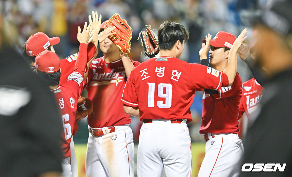 프로야구 SSG 랜더스가 5위 싸움을 시즌 최종전까지 끌고 갔다. 김광현의 역투와 함께 '최고령 홀드왕' 노경은의 슈퍼 홀드가 SSG를 구했다. SSG는 28일 대전 한화생명이글스파크에서 열린 2024 신한 SOL Bank KBO리그 한화 이글스와의 원정경기를 8-2로 승리했다. 경기종료 후 SSG 선수들이 승리의 기쁨을 나누고 있다.    2024.09.28 / soul1014@osen.co.kr