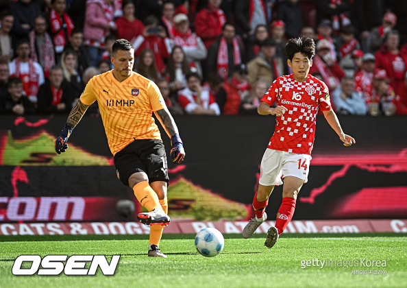 MAINZ, GERMANY - SEPTEMBER 28:  Kevin Mueller of FC Heidenheim 1846 and Tom Krauss of 1.FSV Mainz 05 in action during the Bundesliga match between 1. FSV Mainz 05 and 1. FC Heidenheim 1846 at MEWA Arena on September 28, 2024 in Mainz, Germany. (Photo by Neil Baynes/Getty Images)