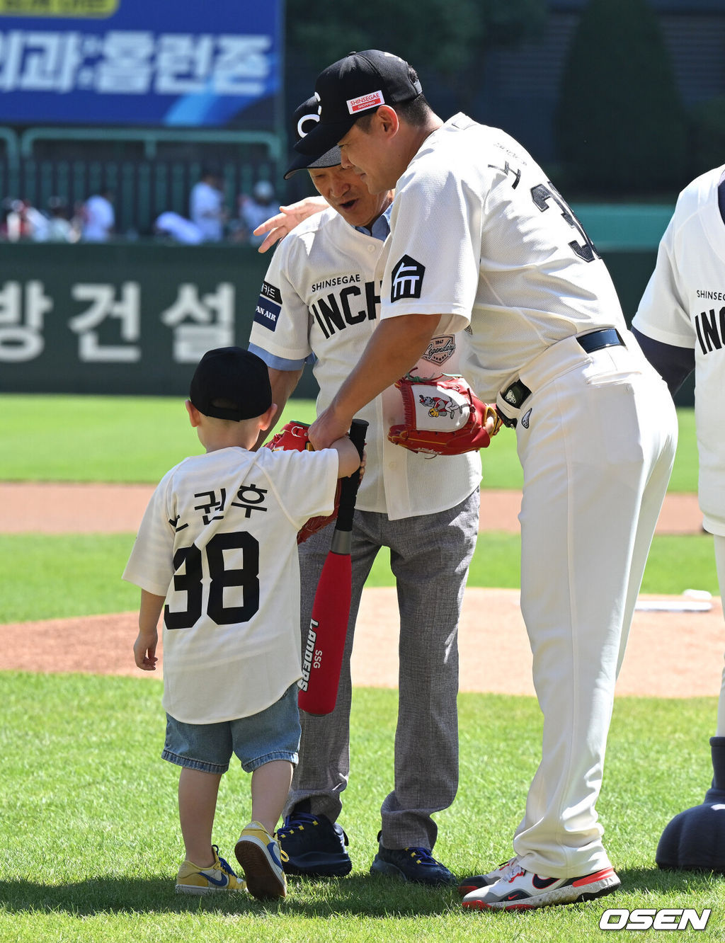 경기에 앞서 SSG 시포를 마친 SSG 노경은이 시구를 한 아버지 노의귀씨, 시타를 한 아들 노권후군과 포옹을 하고 있다. 2024.09.01 /sunday@osen.co.kr