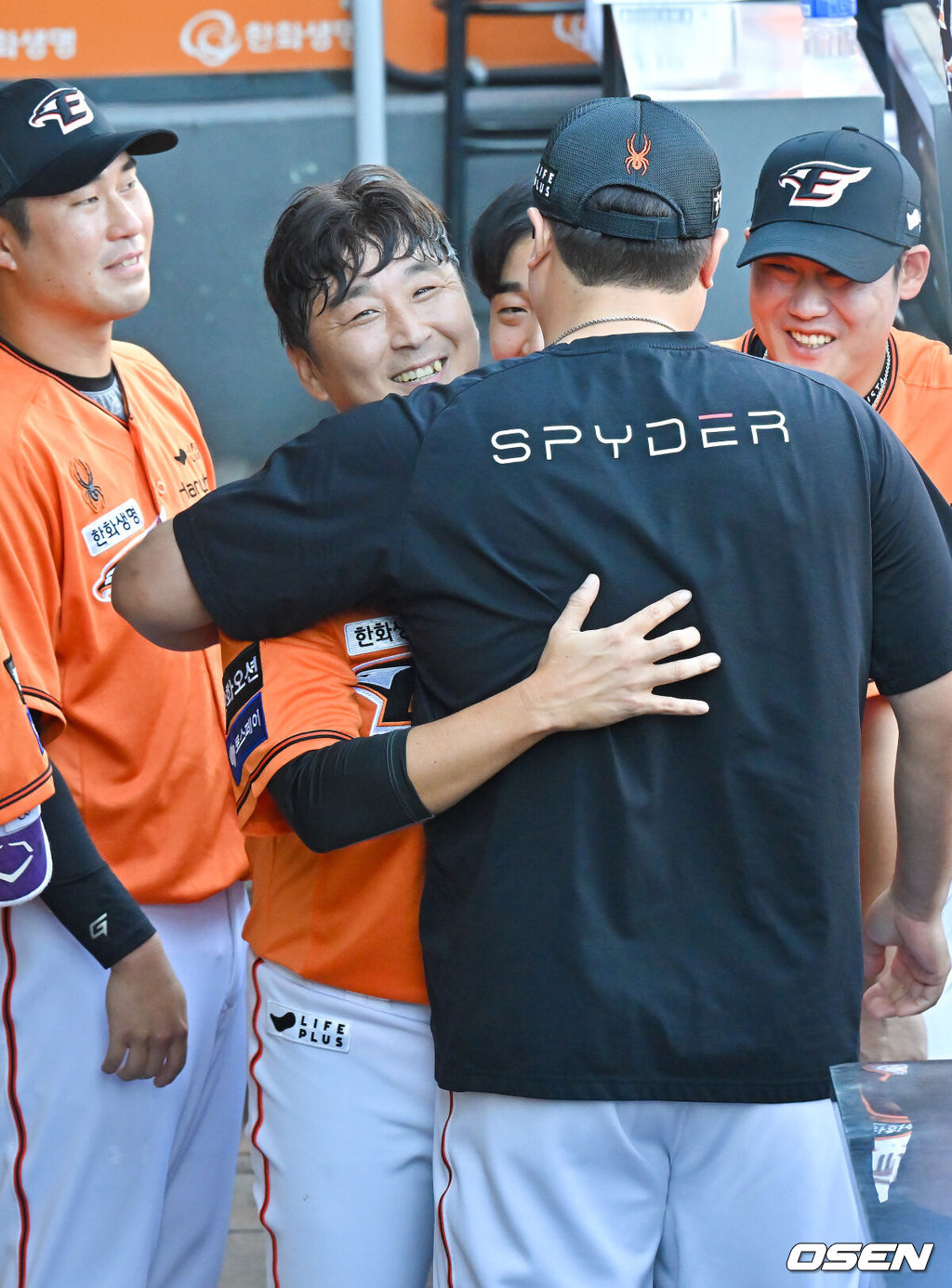 은퇴 경기에서 1회초 교체된 한화 정우람이 류현진과 포옹하며 미소 짓고 있다. 2024.09.29 / soul1014@osen.co.kr