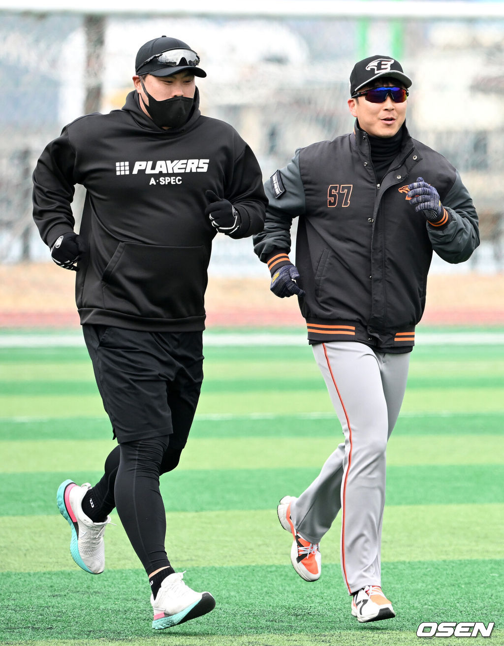 토론토 시절 류현진(왼쪽)이 MLB 직장 폐쇄 기간 한화 스프링캠프를 찾아 정우람과 러닝을 하며 몸을 풀고 있다. 2022.02.14 / dreamer@osen.co.kr