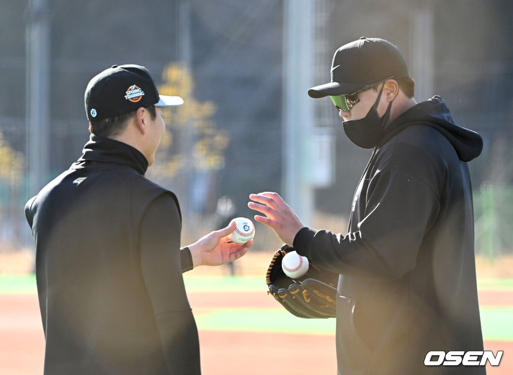 토론토 시절 류현진(오른쪽)이 MLB 직장 폐쇄로 한화 스프링캠프를 찾아 정우람과 이야기를 나누고 있다. 2022.02.03 /sunday@osen.co.kr