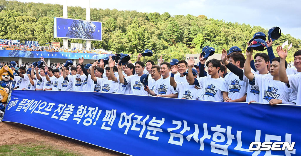 22일 대구삼성라이온즈파크에서 2024 신한 SOL 뱅크 KBO 리그 삼성 라이온즈와 키움 히어로즈의 경기가 열렸다. 홈팀 삼성은 원태인이 방문팀 키움은 후라도가 선발 출전했다. 삼성 라이온즈 박진만 감독이 정규리그 2위와 플레이오프 진출을 확정짓고 팬들에게 감사 인사를 하고 있다. 2024.09.22 / foto0307@osen.co.kr