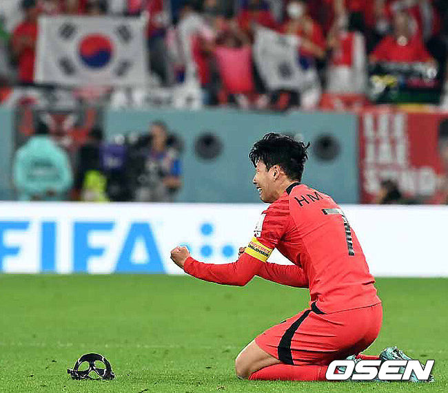 '알라이얀의 기적'이 일어났다. 한국이 20년 만에 또 포르투갈을 2-1로 제압하며 16강 진출을 확정했다. 파울루 벤투 감독이 이끄는 한국 축구 대표팀은 3일 0시(이하 한국시간) 카타르의 알 라이얀 에듀케이션시티 스타디움에서 열린 2022 카타르 월드컵 H조 조별리그 최종 3차전에서 포르투갈을 2-1로 제압했다.이날 승리로 한국은 1승1무1패(골득실 0, 4득점 4실점)을 기록했다. 같은 시각 우루과이는 가나를 2-0으로 이겼지만 1승1무1패(골득실 0, 2득점 2실점)이 됐다. 한국이 다득점에서 앞서 극적으로 조 2위를 차지하며 16강에 진출한다.경기를 마치고 16강에 진출한 한국 손흥민이 마스크를 벗어던진 뒤 기뻐하고 있다. 2022.12.02 / soul1014@osen.co.kr