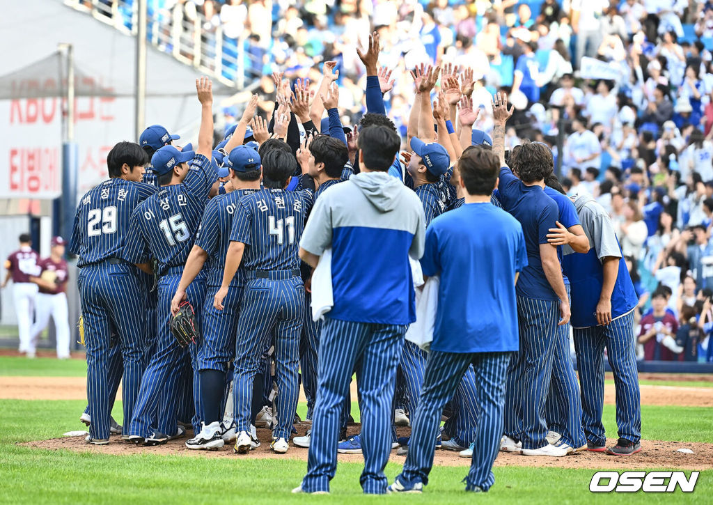 22일 대구삼성라이온즈파크에서 2024 신한 SOL 뱅크 KBO 리그 삼성 라이온즈와 키움 히어로즈의 경기가 열렸다. 홈팀 삼성은 원태인이 방문팀 키움은 후라도가 선발 출전했다. 삼성 라이온즈 선수들이 키움 히어로즈에 9-8로 승리, 2위를 확정짓고 기쁨을 나누고 있다. 2024.09.22 / foto0307@osen.co.kr