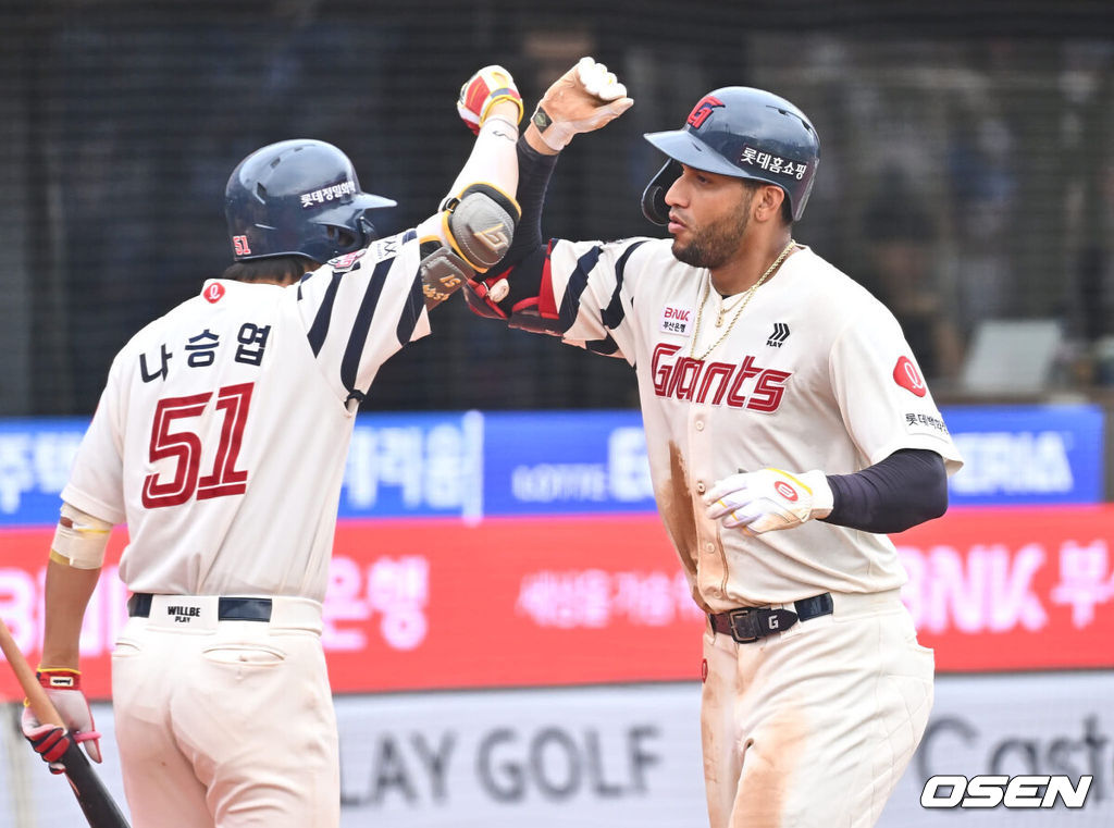 15일 부산 사직야구장에서 2024 신한 SOL 뱅크 KBO 리그 롯데 자이언츠와 한화 이글스의 경기가 열렸다. 홈팀 롯데는 윌커슨이 선발 출전하고 한화는 와이스가 선발 출전했다.롯데 자이언츠 레이예스가 4회말 2사 3루 우월 2점 홈런을 치고 하이파이브를 하고 있다. 2024.09.15 / foto0307@osen.co.kr