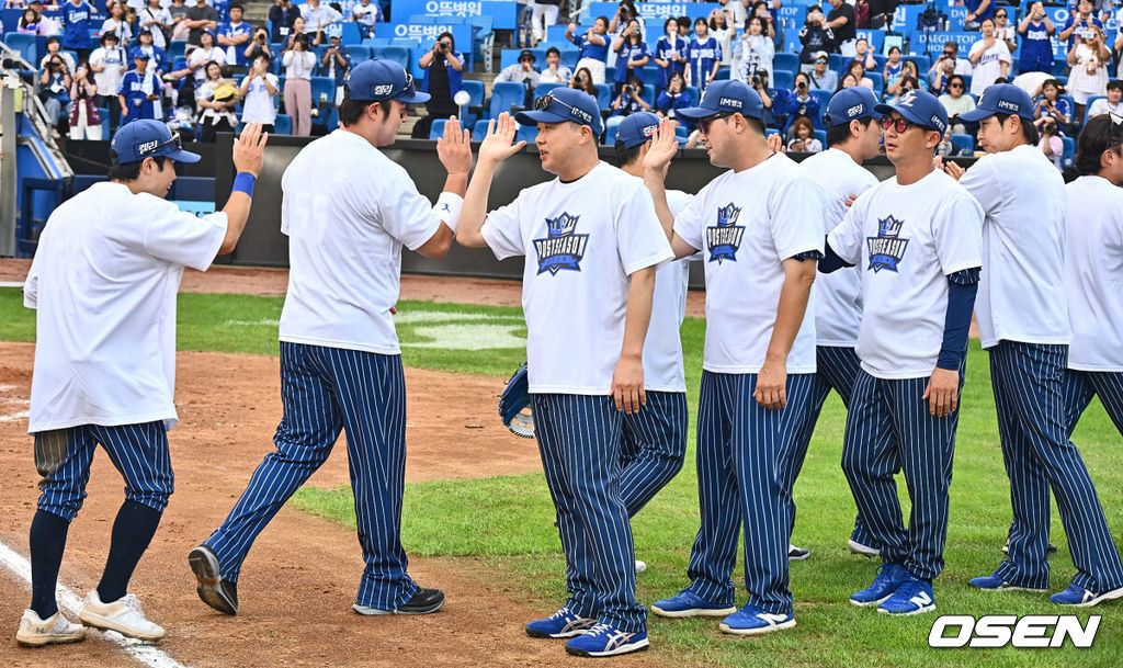 22일 대구삼성라이온즈파크에서 2024 신한 SOL 뱅크 KBO 리그 삼성 라이온즈와 키움 히어로즈의 경기가 열렸다. 홈팀 삼성은 원태인이 방문팀 키움은 후라도가 선발 출전했다. 삼성 라이온즈 박진만 감독이 키움 히어로즈에 9-8로 승리 2위를 확정짓고 선수들과 기쁨을 나누고 있다. 2024.09.22 / foto0307@osen.co.kr