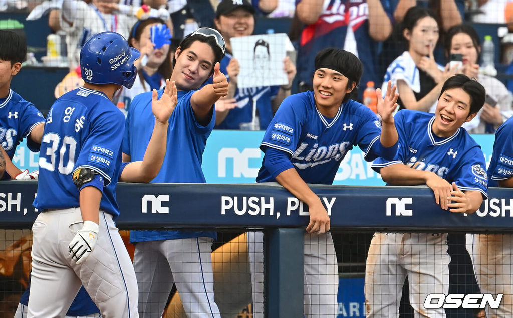 16일 창원NC파크에서 2024 신한 SOL 뱅크 KBO 리그 NC 다이노스와 삼성 라이온즈의 경기가 열렸다. 홈팀 NC는 김시훈이 방문팀 삼성은 레예스가 선발 출전한다. 삼성 라이온즈 김영웅이 6회초 1사 우월 역전 솔로 홈런을 치고 하이파이브를 하고 있다. 2024.06.16 / foto0307@osen.co.kr