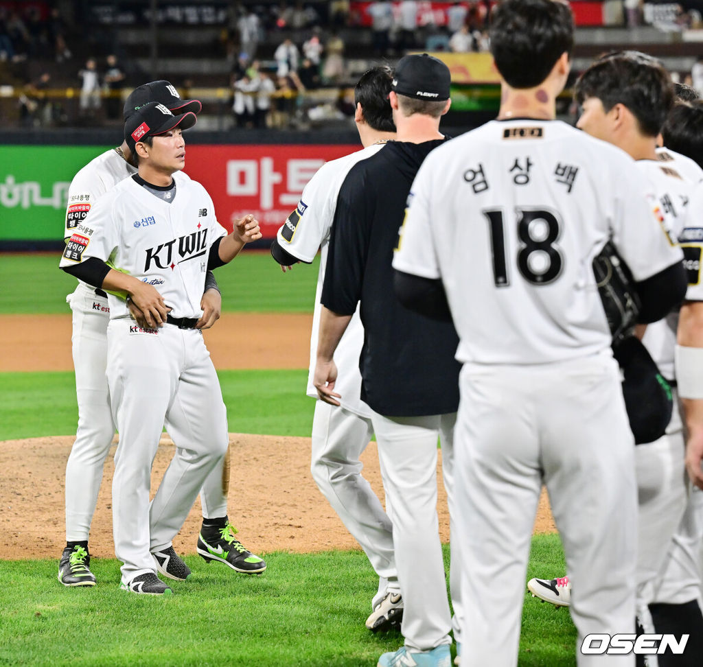 KT가 짜릿한 역전승으로 2024시즌 피날레를 장식했다. 프로야구 KT 위즈는 28일 수원KT위즈파크에서 열린 2024 신한 SOL뱅크 KBO리그 키움 히어로즈와의 시즌 최종전에서 10-7 역전승을 거뒀다. 5위 KT는 시즌 최종전을 승리로 장식하며 72승 2무 70패로 2024시즌을 마쳤다.또한 KT 위즈가 키움 히어로즈와 정규시즌 최종전에서 최소 5위 결정전(5위 타이브레이커) 진출권을 확보했다.고영표는 2016년 8월 16일 KIA전 이후 2965일 만에 구원승을 따냈다. 총 15안타를 몰아친 타선에서는 김민혁과 강백호, 오재일이 각각 3안타 맹타를 휘둘렀다. 경기를 마치고 KT 주장 박경수가 눈물을 흘리며 선수들을 격려하고 있다. 2024.09.28 / rumi@osen.co.kr