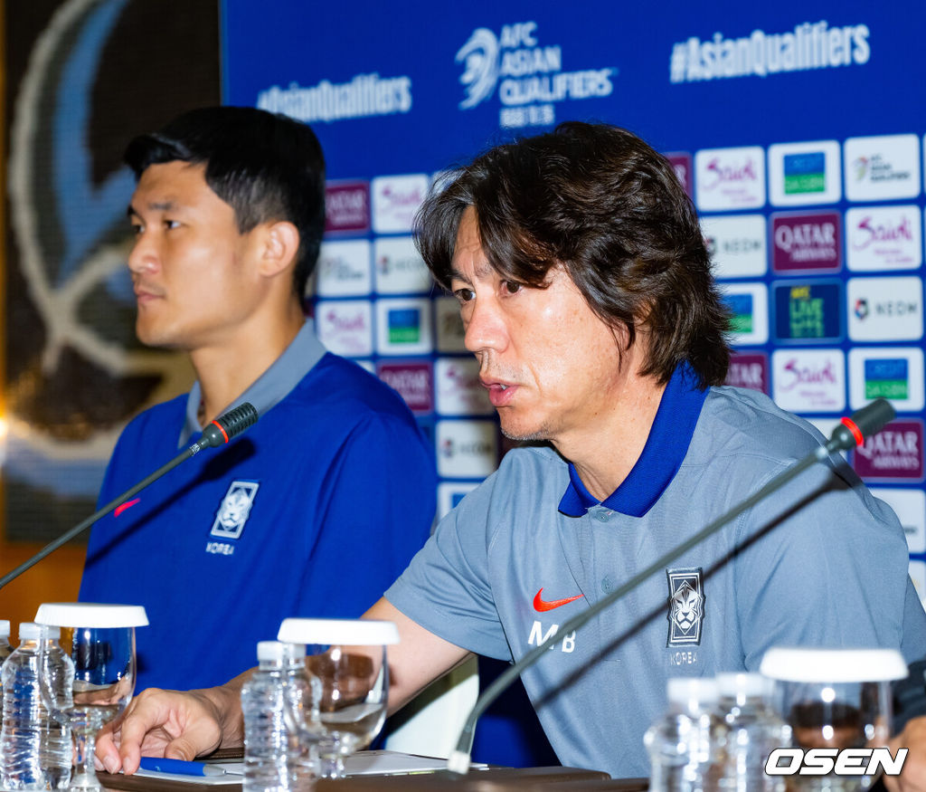 홍명보 감독이 이끄는 대한민국 축구대표팀 이 9일(현지시간) 오만 무스카트 시티 시즌스 호텔에서 공식 기자회견을 가졌다.대한민국 축구대표팀은 오는 10일 오만과 2026 국제축구연맹(FIFA) 북중미 월드컵 아시아지역 3차 예선 B조 조별리그 2차전을 갖는다.대한민국 축구대표팀 홍명보 감독과 김민재가 기자회견을 하고 있다. 2024.09.09 / rumi@osen.co.kr