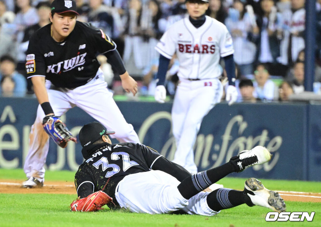 2일 오후 서울 잠실야구장에서 ‘2024 신한 SOL뱅크 KBO 포스트시즌’ 와일드카드 결정 1차전 두산 베어스와 KT 위즈의 경기가 열렸다.두산은 곽빈, KT는 윌리엄 쿠에바스를 선발 투수로 내세웠다.1회말 무사 선두타자로 나선 두산 정수빈의 번트 안타 때 KT 선발 쿠에바스가 포구를 위해 몸을 던지고 있다. 2024.10.02 / dreamer@osen.co.kr