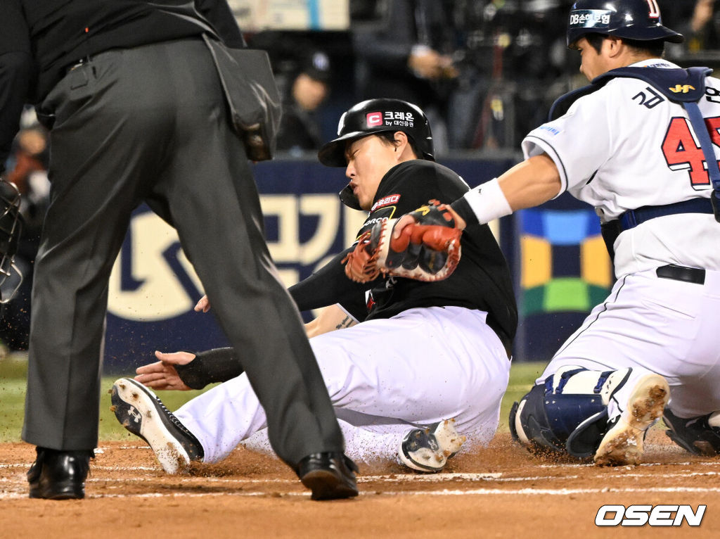 2일 오후 서울 잠실야구장에서 2024 신한 SOL뱅크 KBO 포스트시즌 와일드카드 결정 1차전 두산 베어스와 KT 위즈의 경기가 열렸다.1회초 2사 2,3루에서 KT 배정대의 적시타 때 홈으로 쇄도한 2루주자 오재일이 태그아웃되고 있다. 2024.10.02 /sunday@osen.co.kr