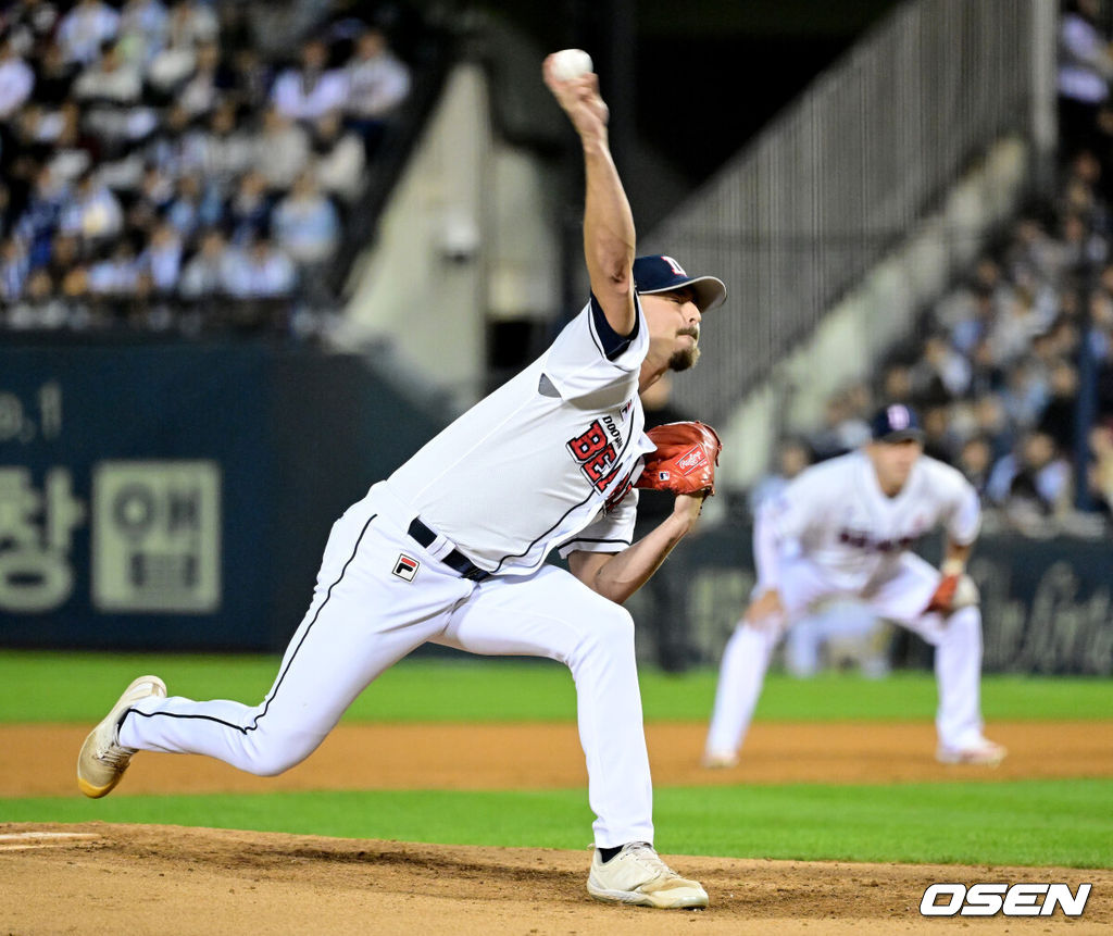 2일 오후 서울 잠실야구장에서 ‘2024 신한 SOL뱅크 KBO 포스트시즌’ 와일드카드 결정 1차전 두산 베어스와 KT 위즈의 경기가 열렸다.두산은 곽빈, KT는 윌리엄 쿠에바스를 선발 투수로 내세웠다.2회초 무사 1루 상황 마운드에 오른 두산 투수 조던 발라조빅이 힘차게 공을 뿌리고 있다. 2024.10.02 / dreamer@osen.co.kr