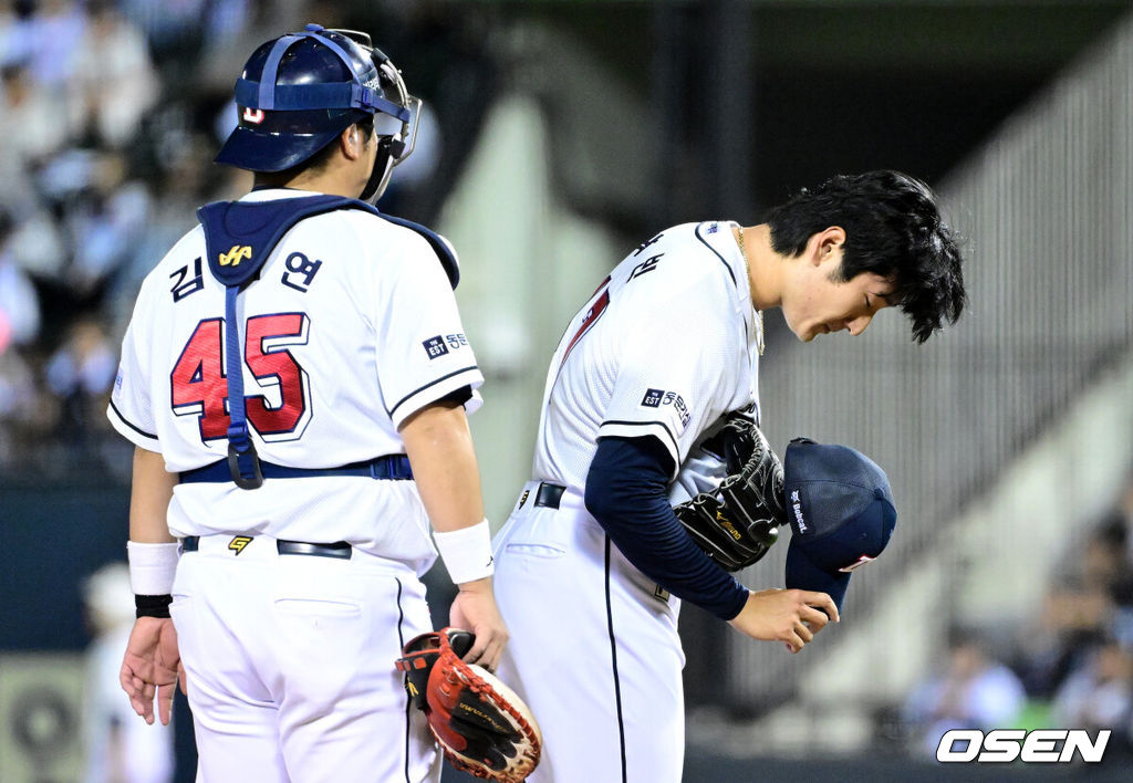 2일 오후 서울 잠실야구장에서 ‘2024 신한 SOL뱅크 KBO 포스트시즌’ 와일드카드 결정 1차전 두산 베어스와 KT 위즈의 경기가 열렸다.두산은 곽빈, KT는 윌리엄 쿠에바스를 선발 투수로 내세웠다.2회초 무사 1루 상황 두산 선발 곽빈이 강판되고 있다. 2024.10.02 / dreamer@osen.co.kr