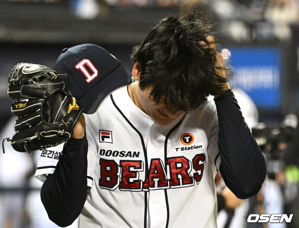 2일 오후 서울 잠실야구장에서 2024 신한 SOL뱅크 KBO 포스트시즌 와일드카드 결정 1차전 두산 베어스와 KT 위즈의 경기가 열렸다.1회초 수비를 마친 두산 선발투수 곽빈이 실점에 아쉬운 표정으로 더그아웃으로 가고 있다. 2024.10.02 /sunday@osen.co.kr