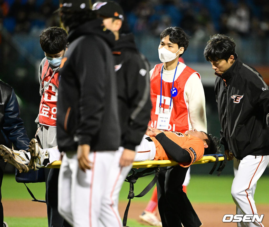 5회말 2사 1루에서 한화 이명기가 2루 도루를 시도하다 발목 부상을 당하며 들것에 실려 교체되고 있다. 2023.04.07 /jpnews@osen.co.kr