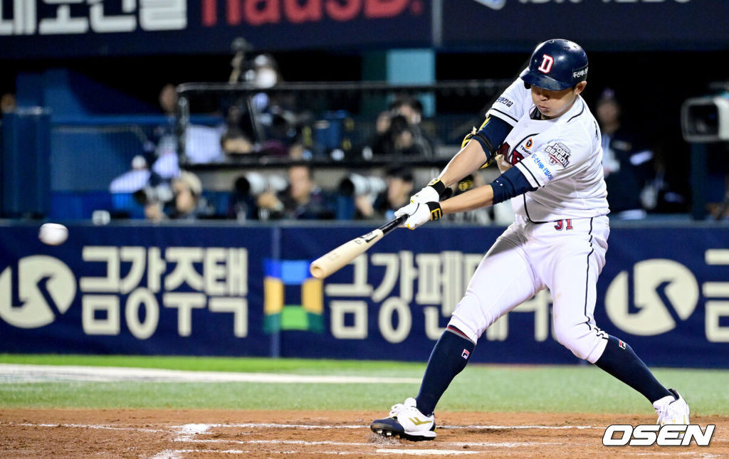 2일 오후 서울 잠실야구장에서 ‘2024 신한 SOL뱅크 KBO 포스트시즌’ 와일드카드 결정 1차전 두산 베어스와 KT 위즈의 경기가 열렸다.두산은 곽빈, KT는 윌리엄 쿠에바스를 선발 투수로 내세웠다.6회말 무사 선두타자로 나선 두산 정수빈이 안타를 날리고 있다. 2024.10.02 / dreamer@osen.co.kr