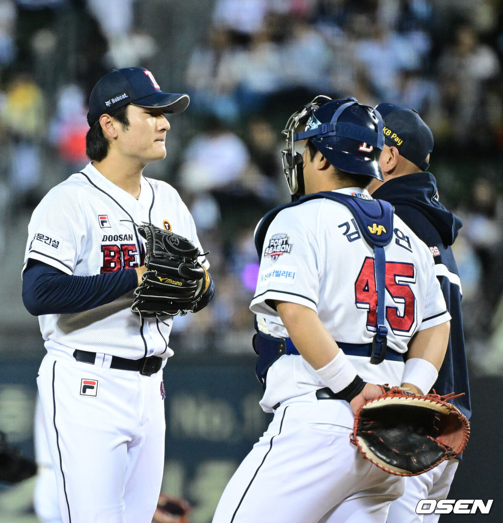 2일 오후 서울 잠실야구장에서 ‘2024 신한 SOL뱅크 KBO 포스트시즌’ 와일드카드 결정 1차전 두산 베어스와 KT 위즈의 경기가 열렸다.두산은 곽빈, KT는 윌리엄 쿠에바스를 선발 투수로 내세웠다.1회초 무사 2, 3루 상황 두산 선발 곽빈이 포수 김기연-박정배 코치와 마운드에서 대화를 나누고 있다. 2024.10.02 / dreamer@osen.co.kr